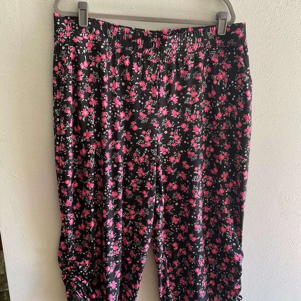 Cuddl Duds Black and Pink Floral Cropped Pants